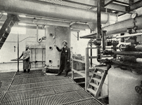 822157 Interieur van de Beenzwartfabriek Wed. P. Smits & Zoon (Hogelanden O.Z. 3) te Utrecht: het vacuümapparaat in de ...